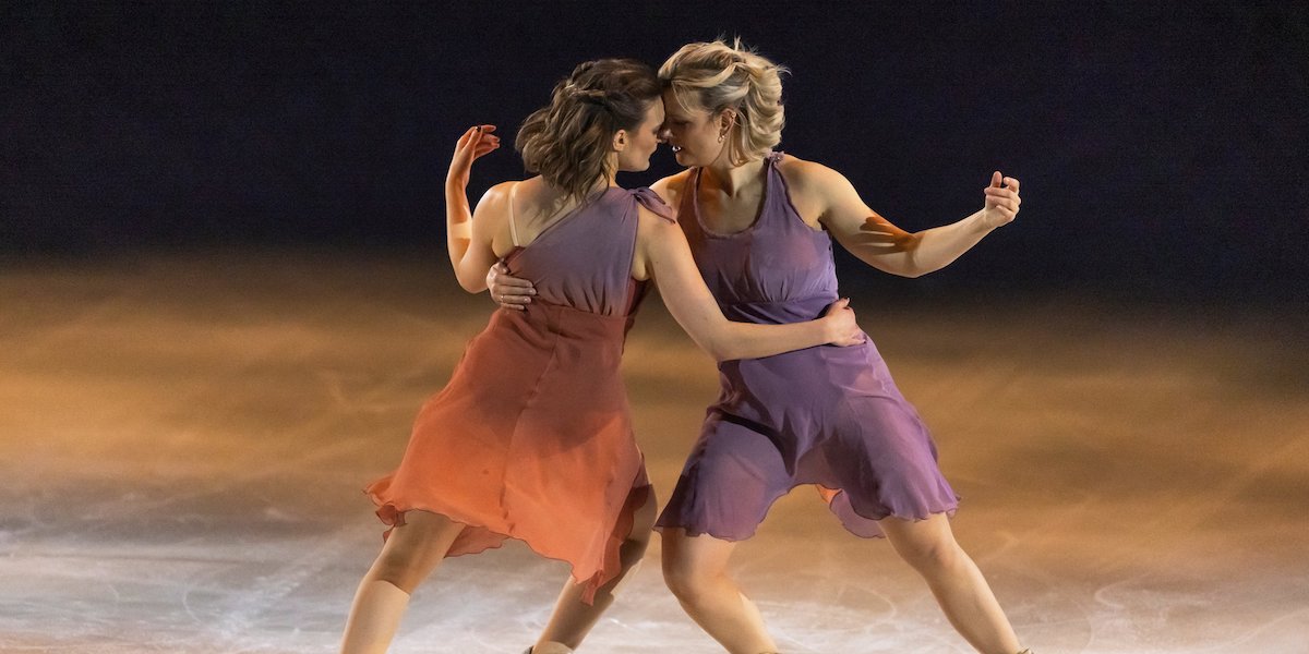 France's Gabriella Papadakis (L) and US' Madison Hubbell perfom during the 