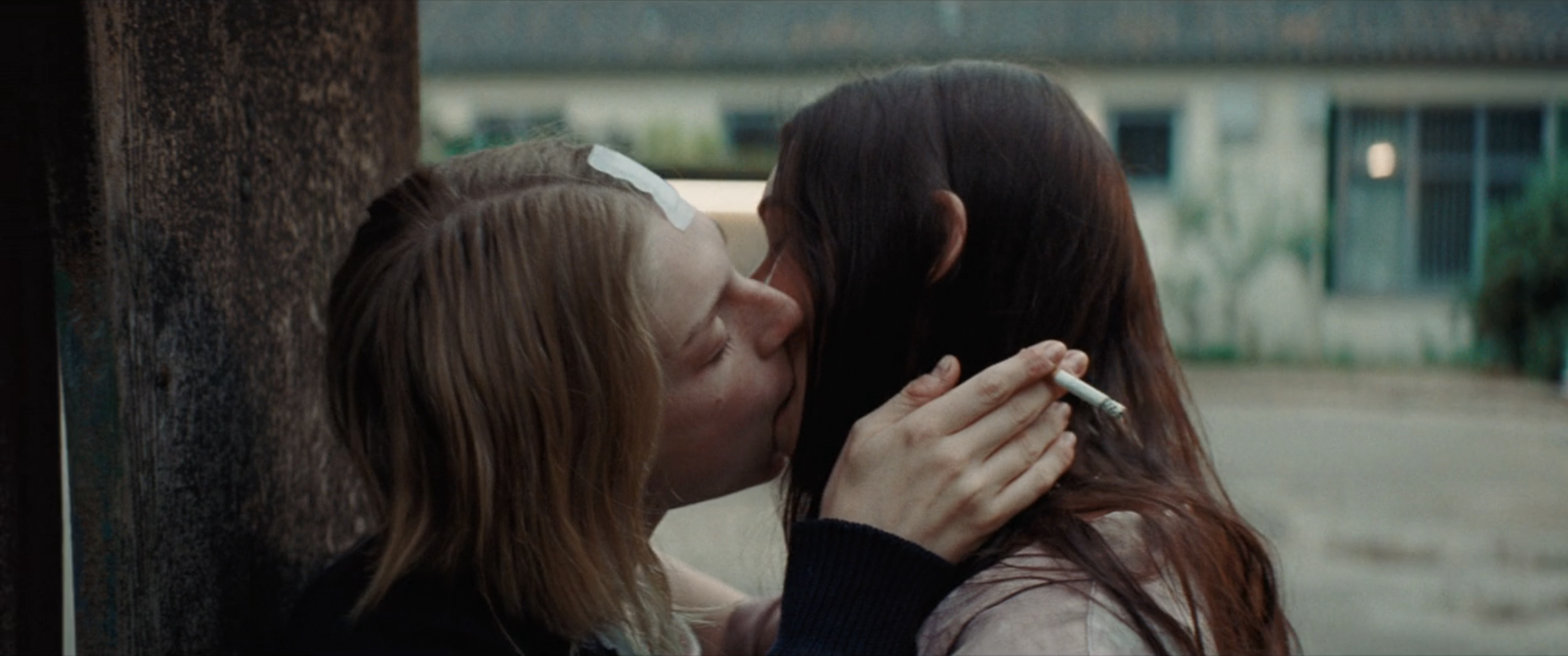 The best lesbian movie make outs: Cuckoo makeout scene