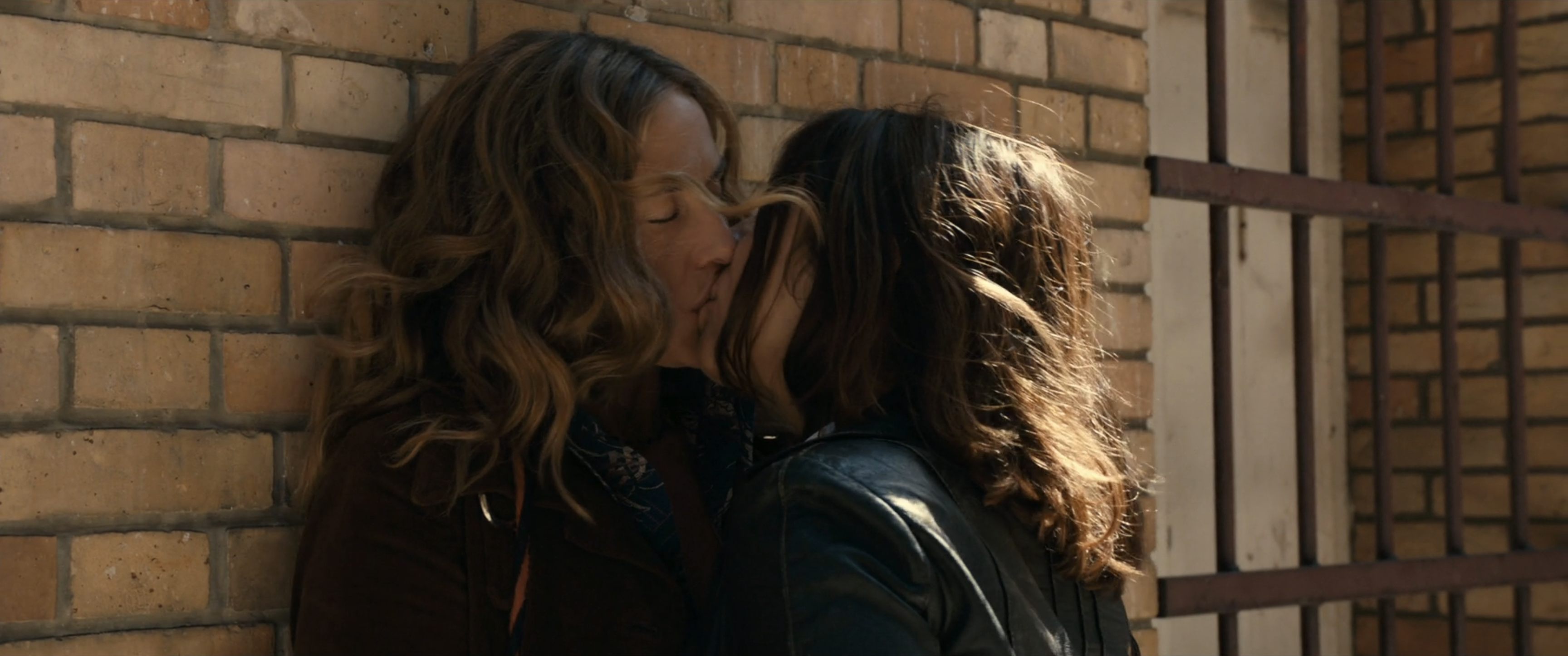 The best lesbian movie make outs: Summertime lesbian make out scene