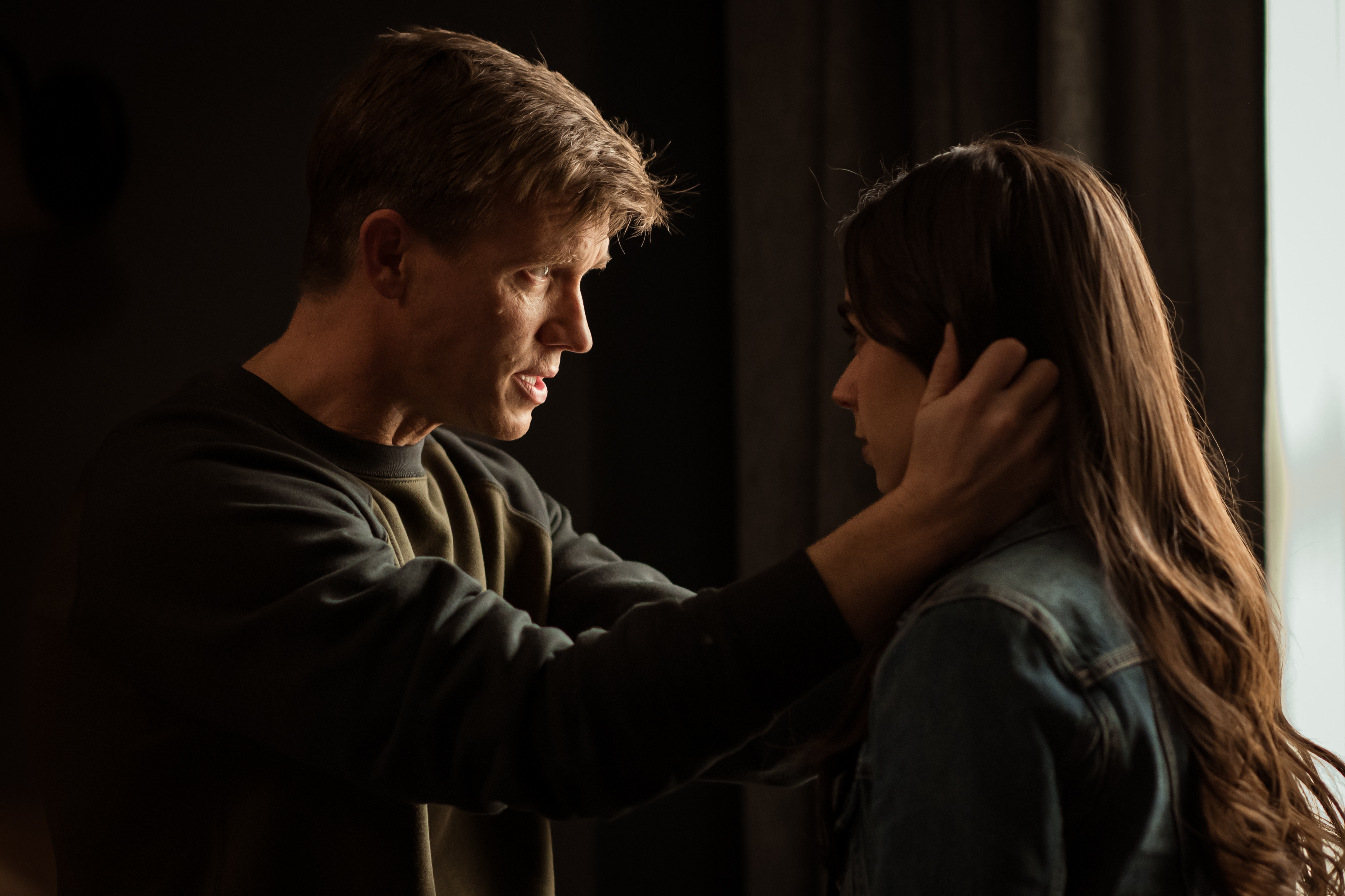 L-R: Warren Kole as Jeff Sadecki and Sarah Desjardins as Callie Sadecki in Yellowjackets, episode 10, season 3, streaming on Paramount+ with SHOWTIME, 2025. Photo Credit: Kailey Schwerman/Paramount+ with SHOWTIME.