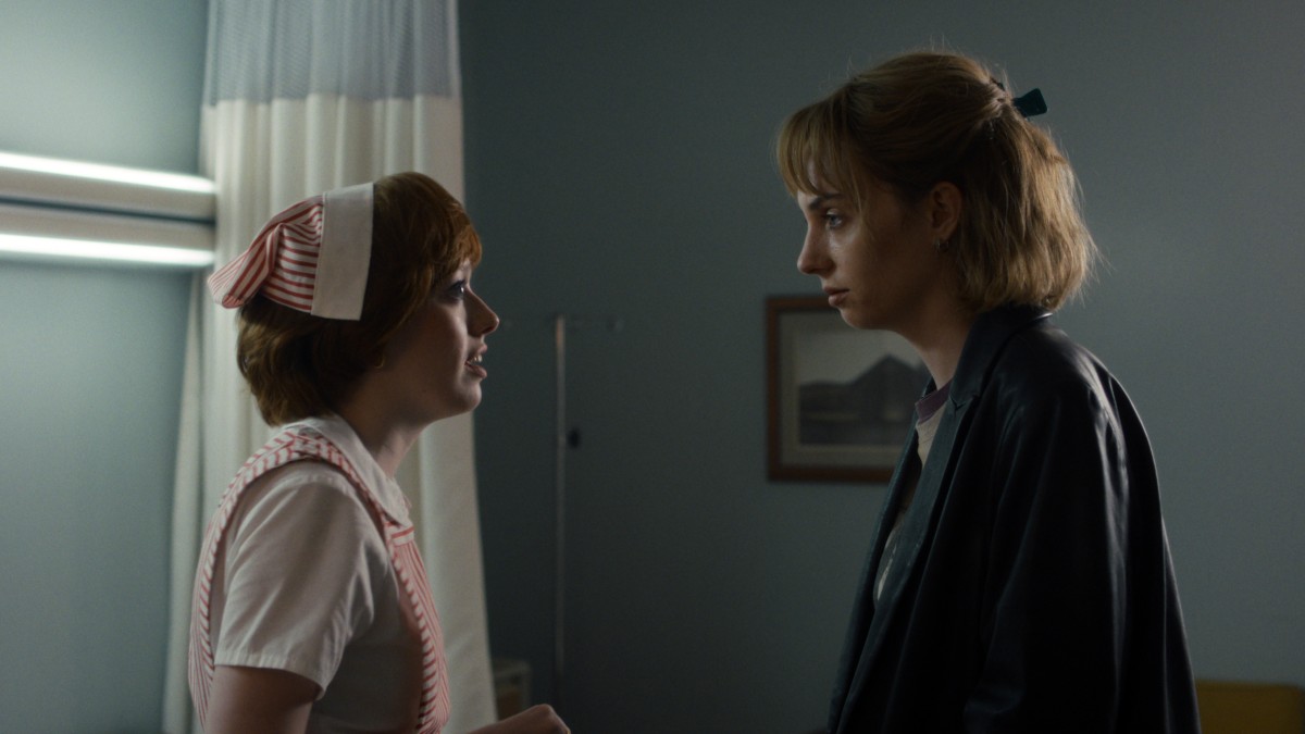 Stranger Things Robin and Vickie fight