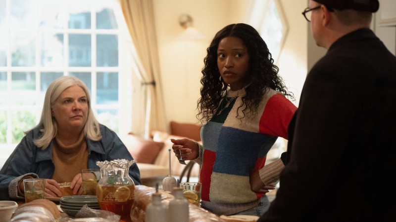 The "Burbs: Dana and Samira in a kitchen chatting