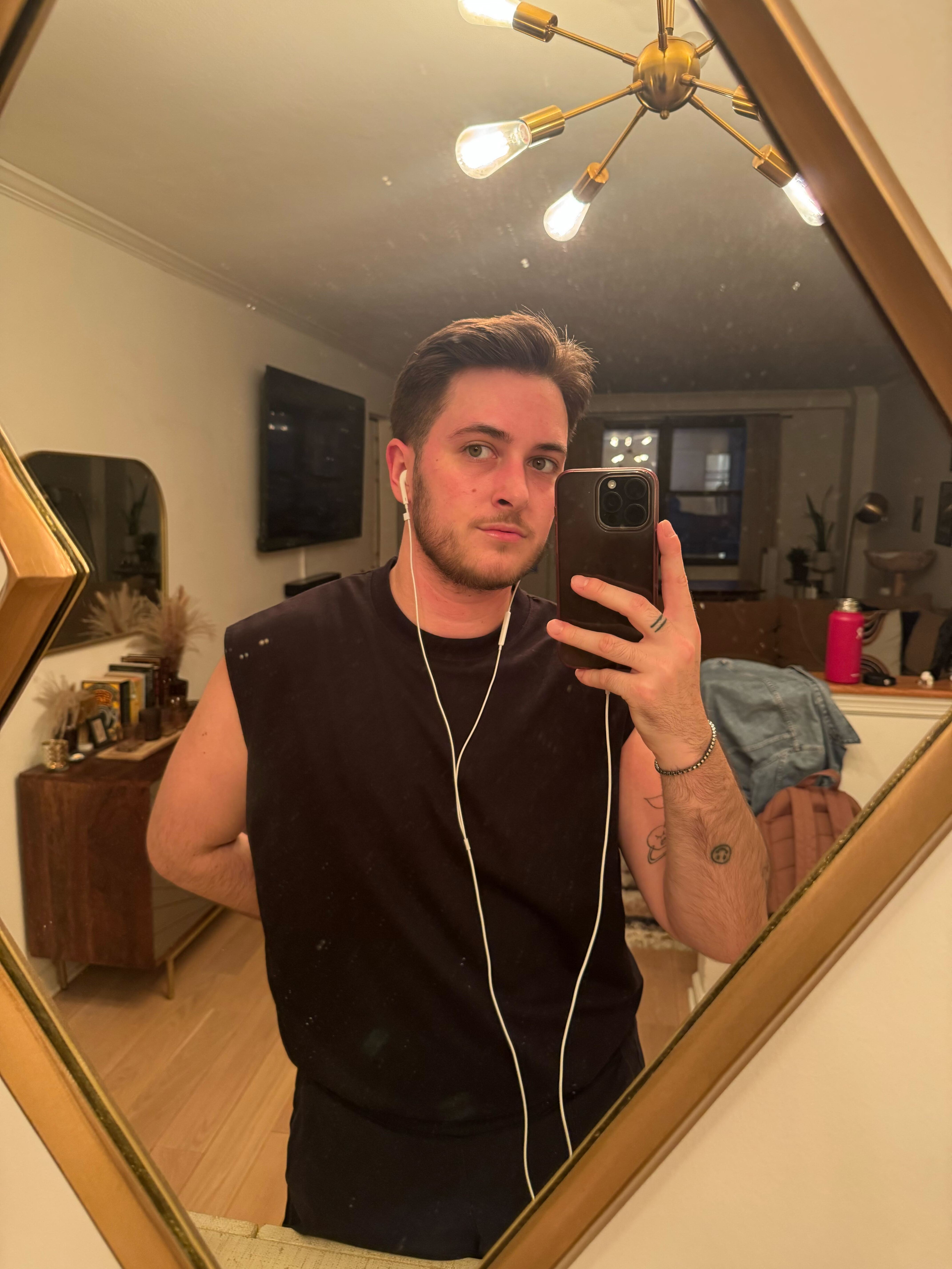motti at home with mirror selfie