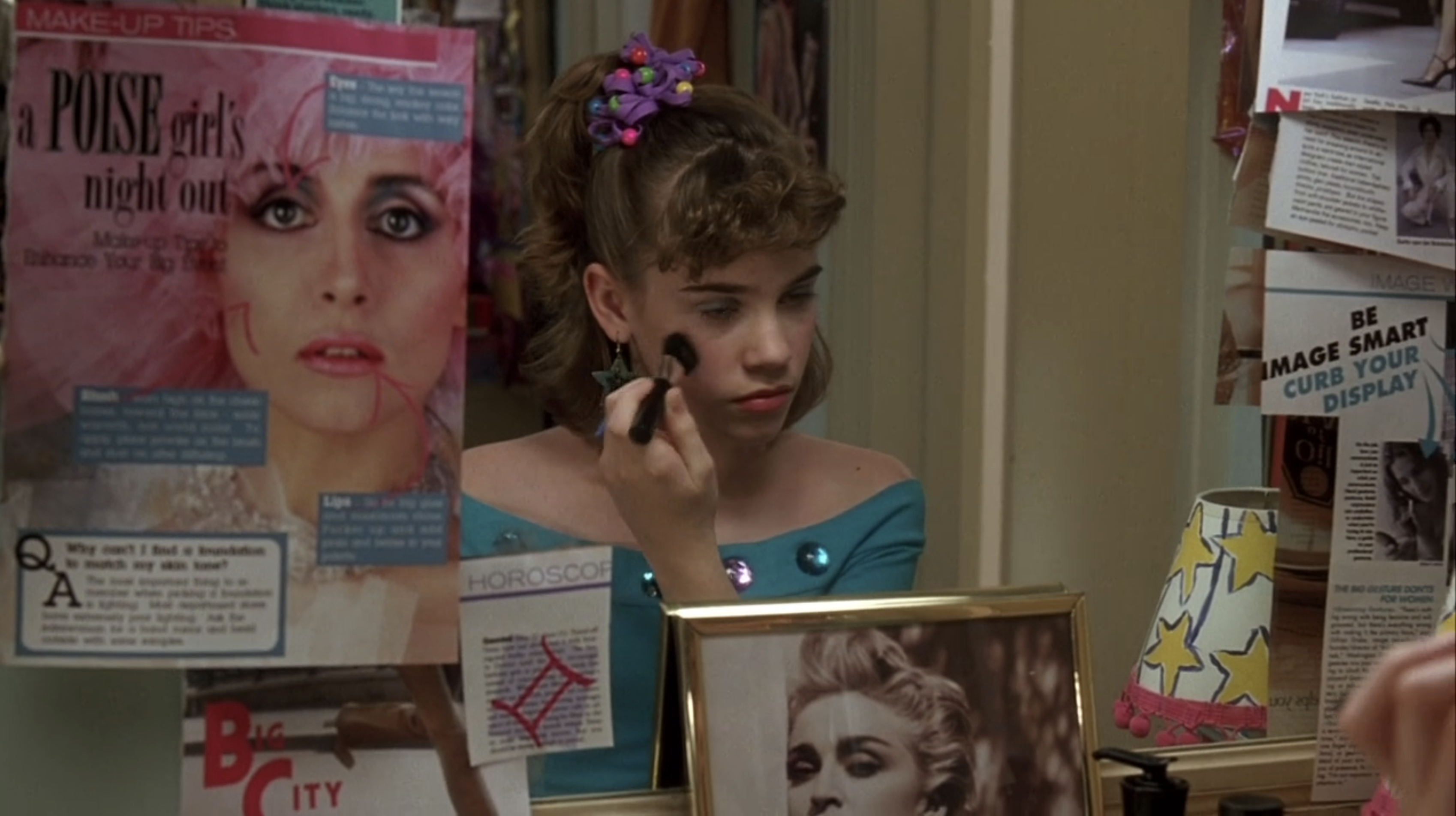 young Jenna Rink doing her makeup