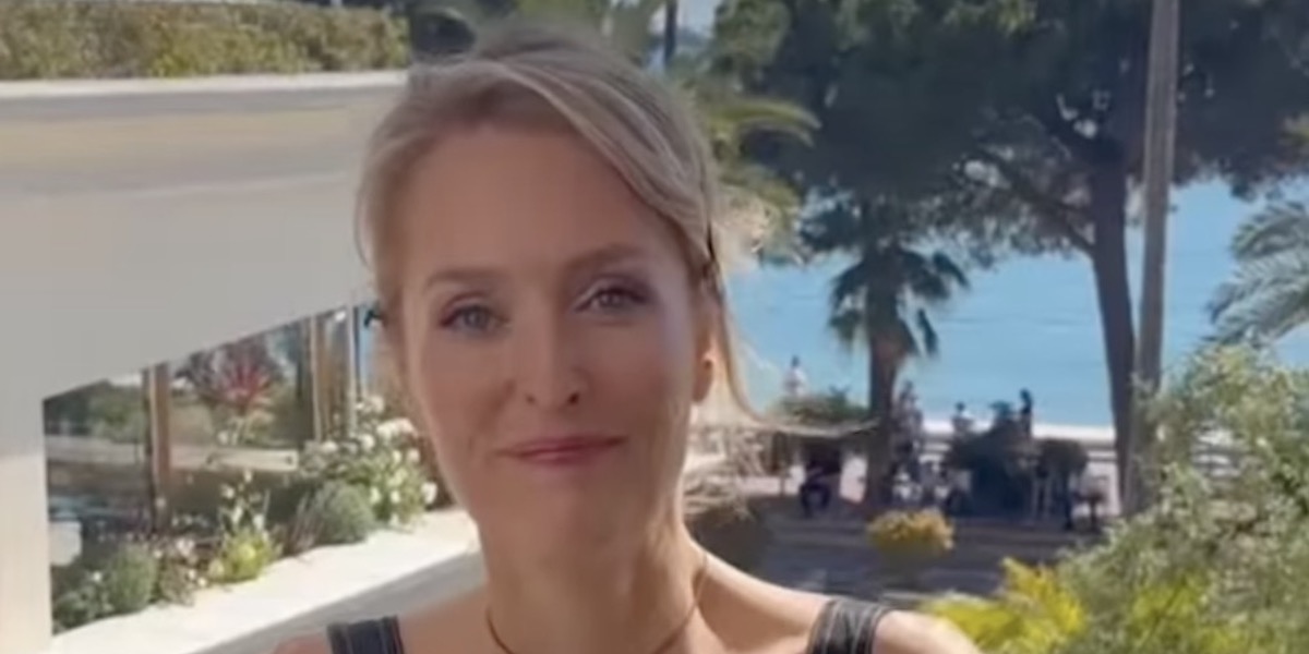gillian anderson smiling