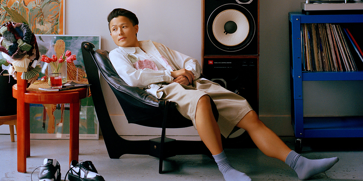 melissa king looking hot in a chair