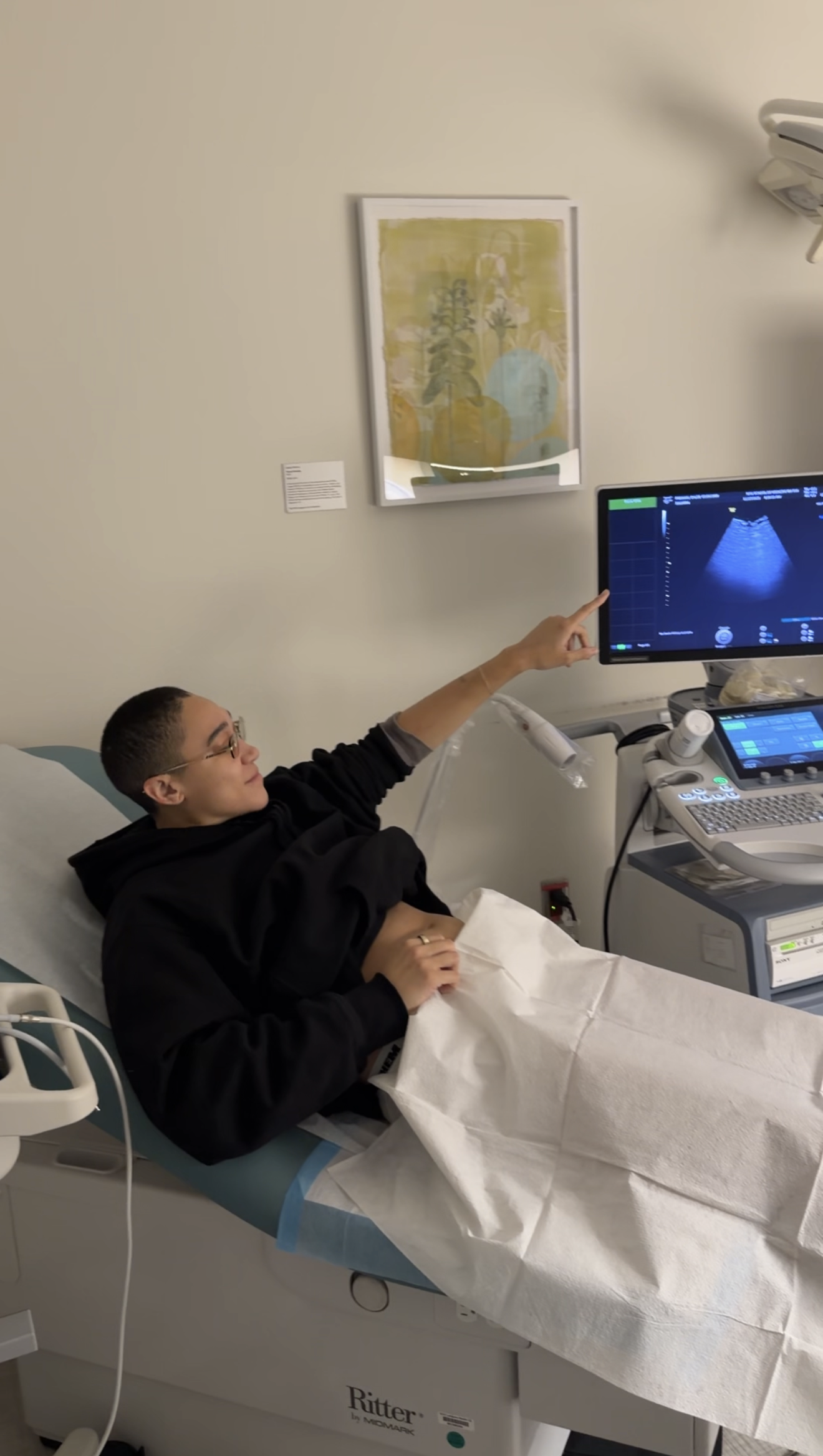 kylo pointing at monitor