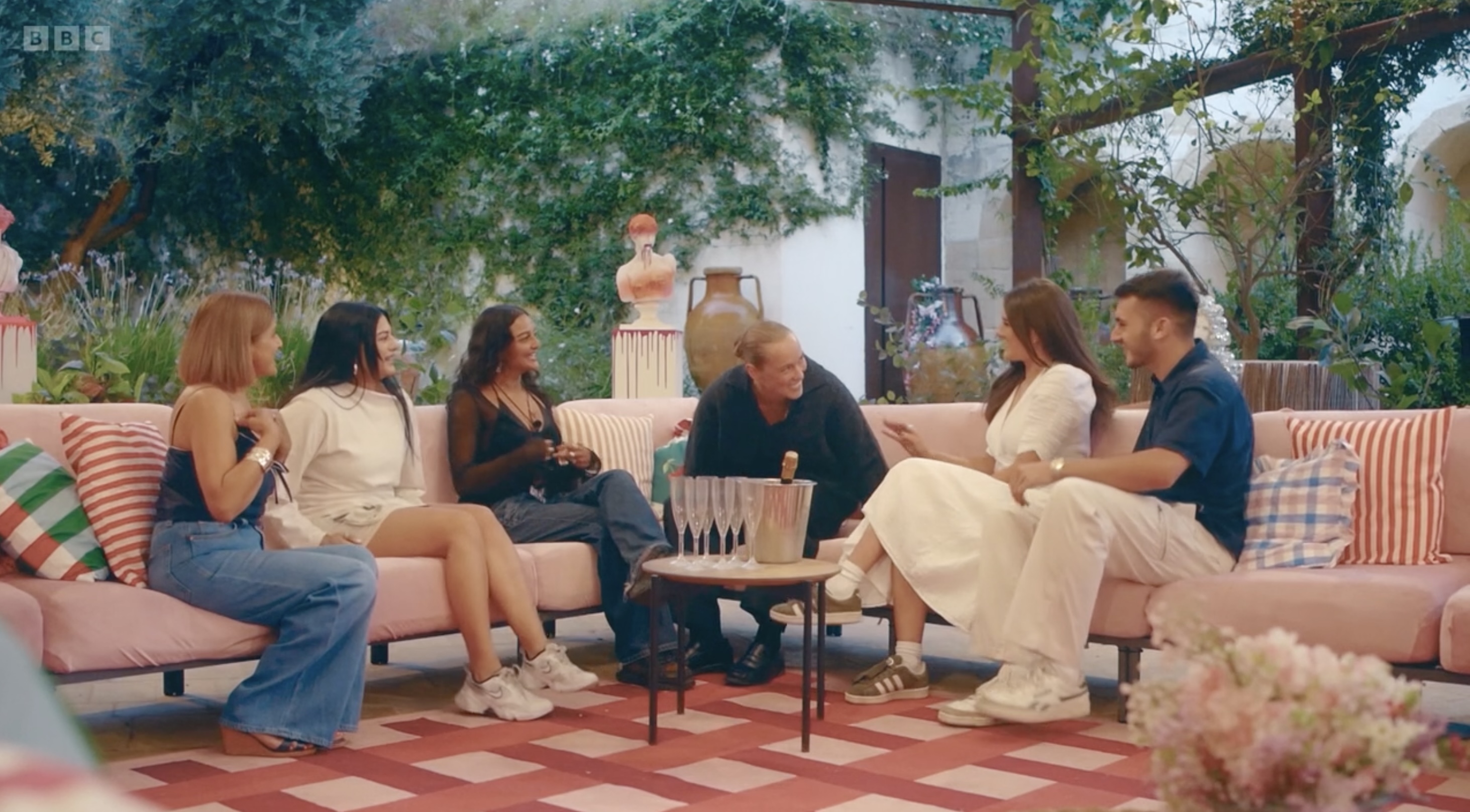 Pippa and Nikita and family in I Kissed a Girl series finale