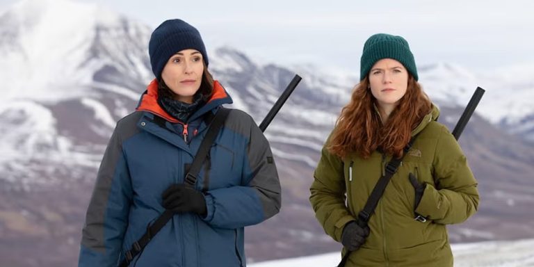 DCI Amy Silva (Suranne Jones) and DI Kirsten Longacre (Rose Leslie) in the winter