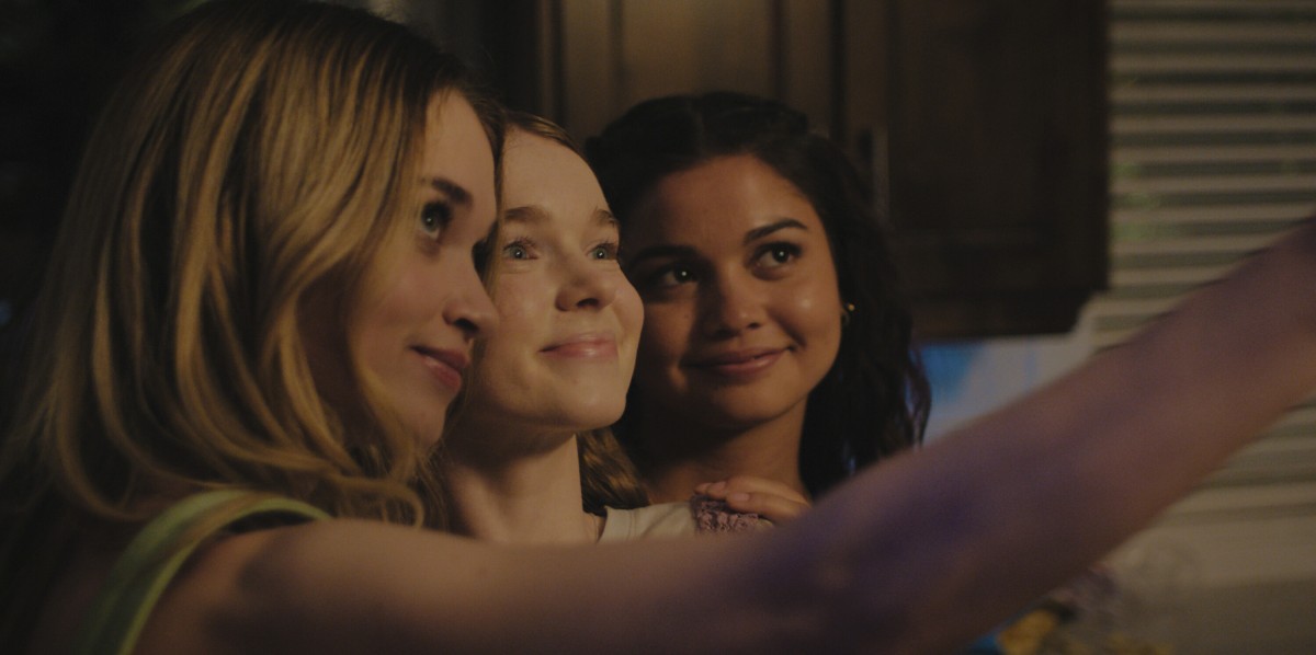 Mike Flanagan's Carrie: Chris, Carrie, and Sue take a selfie