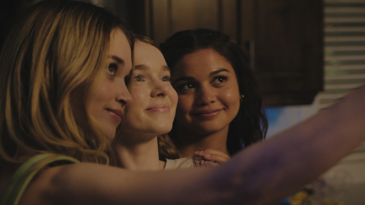 Mike Flanagan's Carrie: Chris, Carrie, and Sue take a selfie